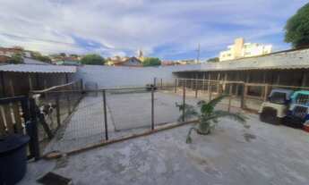 Imagem 4: Casa simples em lote Grande de esquina