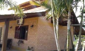 Imagem 2: Linda casa na Praia do Rosa em amplo terreno arboriza de 1170m²!!!