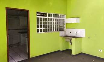 Imagem 4: ALUGO - Casa com 3 Quartos tendo Piscina - Jardim Vale Azul