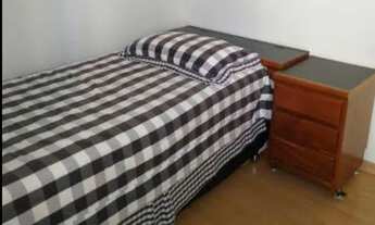 Imagem: Alugo quarto para moças com referências