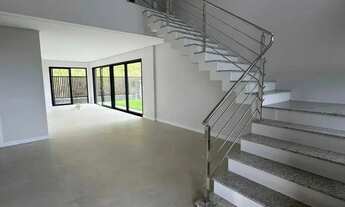 Imagem 4: Casa com 3 dormitórios sendo 3 suítes e 2 vagas de garagem em Joinville/SC