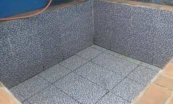 Imagem 5: Vendo uma casa com terraço , piscina e um cômodo no quintal uma quitinete