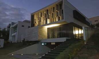 Imagem 4: Casa Duplex para Venda, 4 Suítes, 5 Banheiros, Área Total de 300 m², em Condomínio Fechado