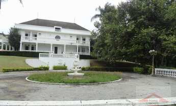 Imagem: Mansão em condomínio com muito verde