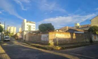 Imagem: Casa simples em lote Grande de esquina