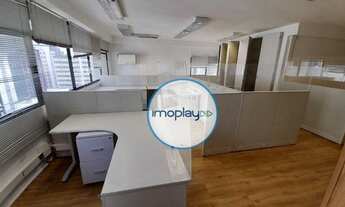 Imagem 7: Sala de 286 metros com piso laminado de madeira, com divisórias de vidro