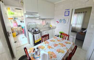 Imagem 6: Embaré - Prédio de 3 andares (escada) - 3º andar - 2 dormitórios + wc empregada - garagem