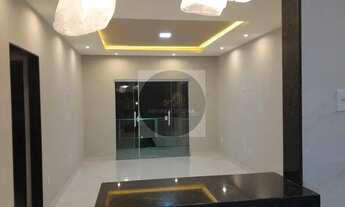 Imagem 3: Casa com amplo quintal, 03 quartos, área gourmet, garagem coberta. Condomínio fechado