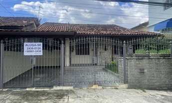 Imagem 2: Casa de 3 quartos com churrasqueira e piscina privadas em condomínio fechado