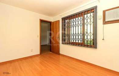 Imagem 4: Casa 3 dormitórios, 1 suíte com hidro e closet, 3 banheiros, 2 vagas no bairro Ipanema, 24