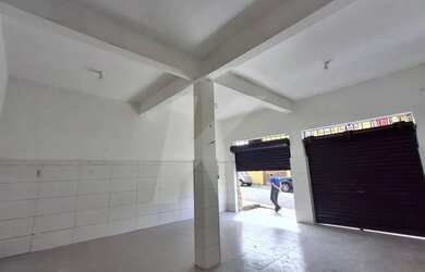 Imagem 2: Salão comercial com banheiro