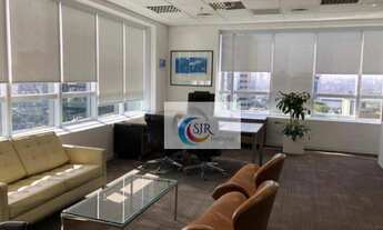 Imagem 6: Andar com 544, 64 m2 de área útil - Imóvel com as mesas, divisórias, carpete e armários