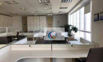 Imagem 7: Andar com 544, 64 m2 de área útil - Imóvel com as mesas, divisórias, carpete e armários