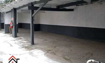 Imagem 2: Galpão com estacionamento em bairro comercial