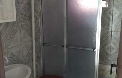 Imagem 2: Alugo R$ 680,00<br>Máximo 3 pessoas<br>Lindo apto térreo fundos mas com entrad