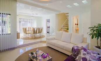 Imagem: Casa com dois pavimentos de 305m², cozinha