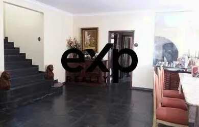 Imagem 6: Luxuosa Casa de 5 Quartos com Piscina a Apenas 5 Minutos da Praia de Pernambuco no Guarujá