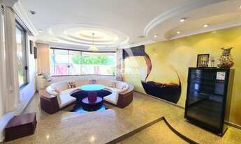 Imagem: Casa com planejados, adega e piscina à