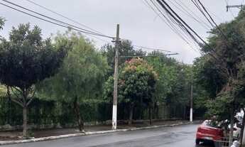 Imagem 2: O edifício está circundado pela imensa beleza verde em meio a ruas pacatas, arborizadas e