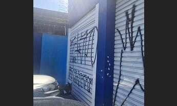 Imagem 2: Prédio com salas e vagas de estacionamento para venda e locação na Avenida do Rio Pequeno