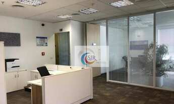 Imagem 5: Andar com 544, 64 m2 de área útil - Imóvel com as mesas, divisórias, carpete e armários