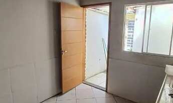 Imagem 2: Kitnet de vila com 2 cômodos e banheiro