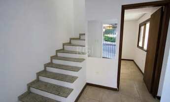 Imagem 7: Casa com 03 dormitórios, 01 suíte, pátio com churrasqueira e 03 vagas de garagem no bairro