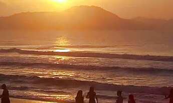 Imagem 3: Reserva de Casa na Praia de Barra do Sul Perto do Mar. Por Finais de Semana