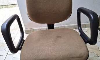 Imagem 2: Cadeiras usadas de escritório