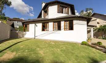 Imagem 3: Belíssima residência na melhor localização do bairro Santa Felicidade! Um refúgio repleto