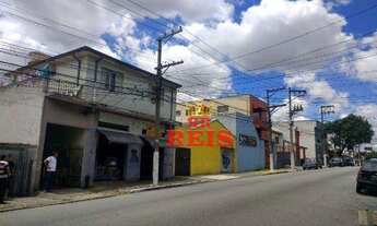 Imagem: Um salão com 2 sobrado