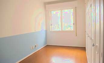 Imagem 6: Quot;sessentão conservado"! Janelão , pé direito alto e belo jardim!