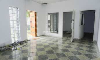 Imagem 2: Casa para aluguel possui 293 metros quadrados com 10 quartos em Água Verde - Curitiba - PR