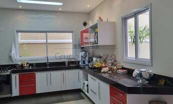 Imagem 4: Casa de condomínio para venda possui 250 metros quadrados com 4 quartos