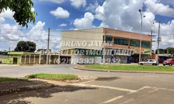 Imagem: Cômodo comercial e casa, em frente ao Posto