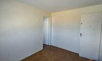 Imagem 3: APTO CONSERVADO E COM 01 DORMITÓRIO, AMPLA SALA, COZINHA AZULEJADA, BANHEIRO COM BOX E ÁRE