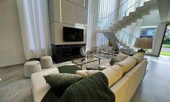 Imagem: Belíssima casa com Piscina à Venda no