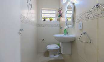 Imagem 6: A casa tem duas vagas de garagem, living amplo com sala de jantar e lavabo, dependência de