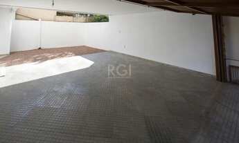 Imagem 3: Casa com 03 dormitórios, 01 suíte, pátio com churrasqueira e 03 vagas de garagem no bairro