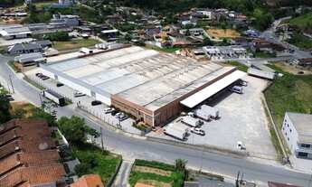 Imagem: Galpão com amplo pátio no bairro Gasparinho