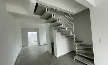 Imagem 3: Sobrado para venda com 3 quartos sendo 1 suíte e 2 vagas de garagem no Aririú