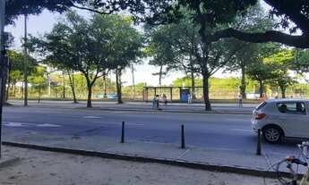 Imagem 2: Apartamento de frente, com formidável vista do Aterro e da baia de Guanabara