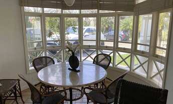 Imagem 4: Casa para aluguel e venda possui 300 metros quadrados com 4 quartos.