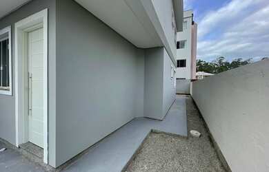 Imagem 2: Sobrado para venda com 3 quartos sendo 1 suíte e 2 vagas de garagem no Aririú