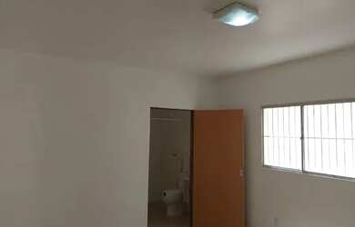 Imagem 7: Casa construída em dois pavimentos, com 4 quartos sendo 3 suítes, WC social, salas de jant