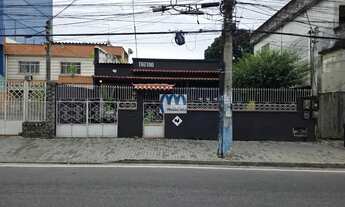 Imagem: Casa linear, junto rua da caminhada, próxima