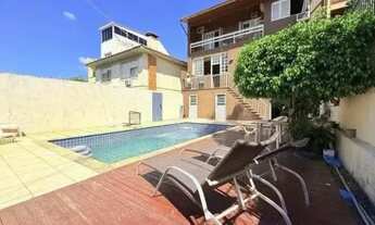 Imagem 3: Casa de 4 dormitórios, uma suíte, pátio com piscina nos fundos e espaço para até 3 carros