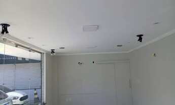 Imagem 2: Loja térrea, 33m2, frente para a Av. Hermes Fontes, bairro Luzia, com vitrines blinde