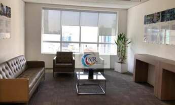 Imagem 2: Andar com 544, 64 m2 de área útil - Imóvel com as mesas, divisórias, carpete e armários