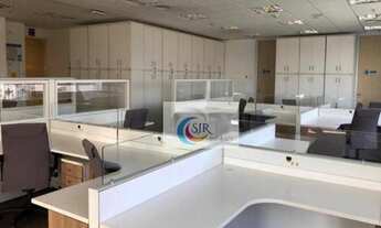 Imagem 1: Andar com 544, 64 m2 de área útil - Imóvel com as mesas, divisórias, carpete e armários